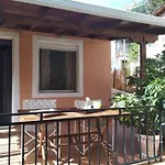 Aggelos House In * Kalamíci